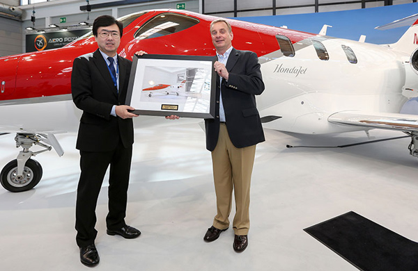 Honda ilk Aircraft’ı fuarda teslim etti