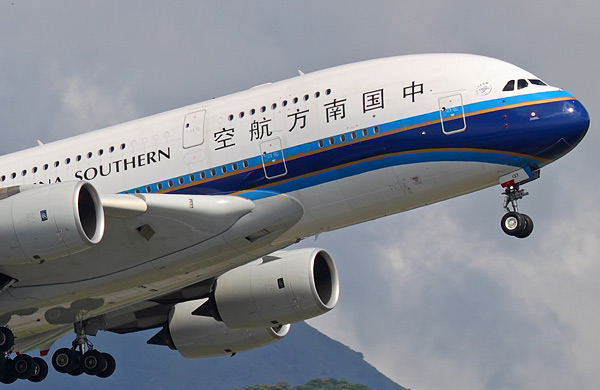 China Southern’in A380İ kalktı geri döndü