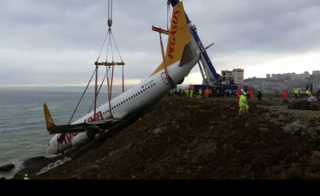 Trabzon’da ARFF ekipleri yoğun tempoda Pegasus uçağını kurtarmaya çalışıyor (VİDEOLU)