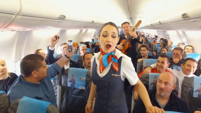 Corendon’dan uçakta Flashmob sürprizi