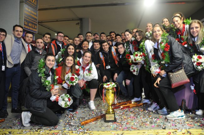THY, voleybolda uçuşa geçti
