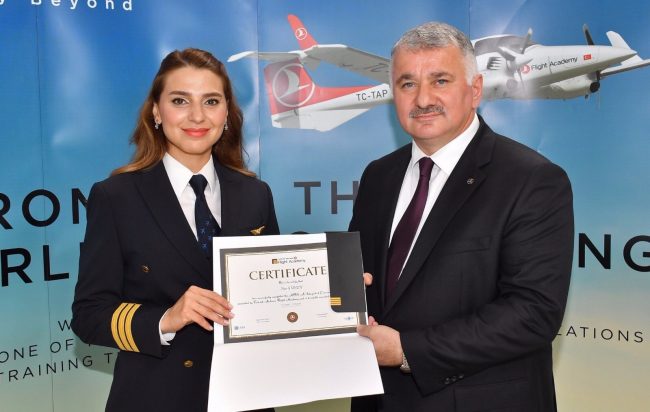 THY’nin yeni pilotlarına sertifikalarını Ekşi verdi