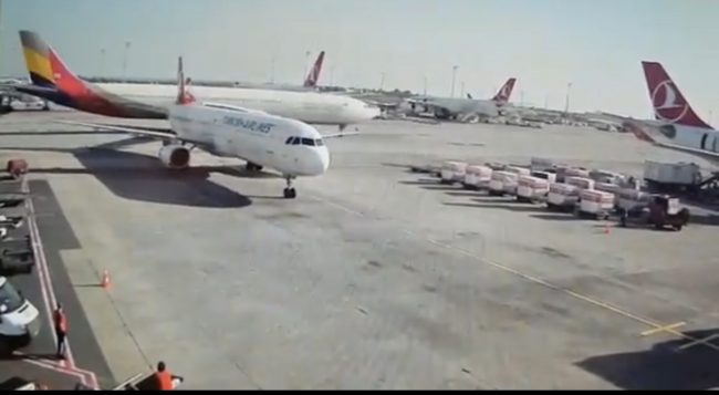 AHL’de uçaklar çarpıştı (VİDEOLU)