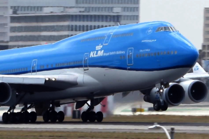 KLM’in B747’si Los Angeles’a geri döndü