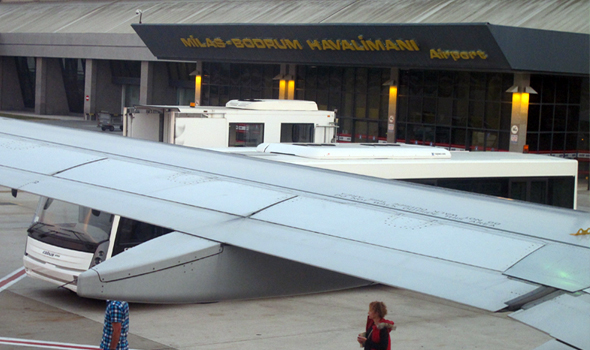 Rus turist çocuk Bodrum Havalimanı’nda 9 metreden düştü