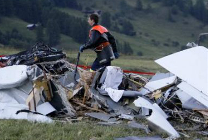 İsviçre’de küçük uçak düştü; 4 kişi hayatını kaybetti