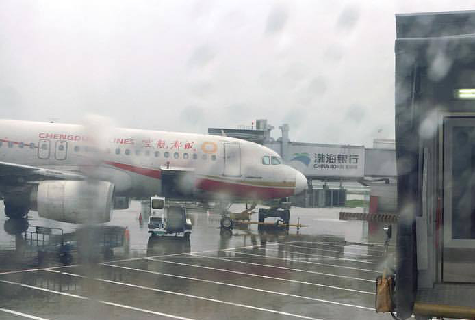 Şiddetli yağmur 10 bin yolcuya uçma izni vermedi