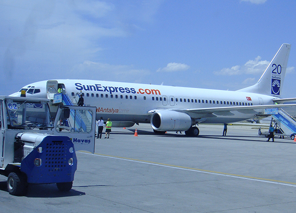 Sunexpress 17,5 saat rötar yaptı yolcular isyan etti