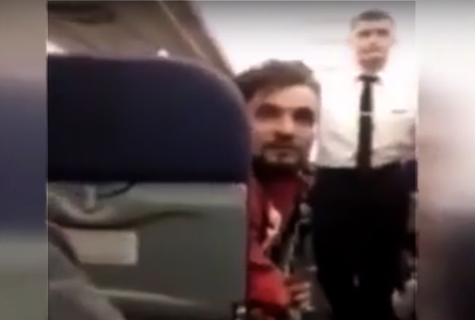 Sarhoş yolcu, uçağı patlatmakla tehdit etti