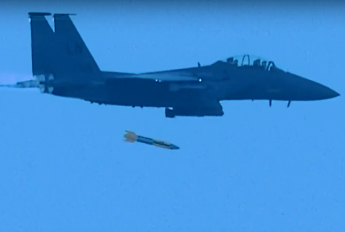 ABD, F-15’in B61 nükleer bomba atış görüntülerini yayınladı