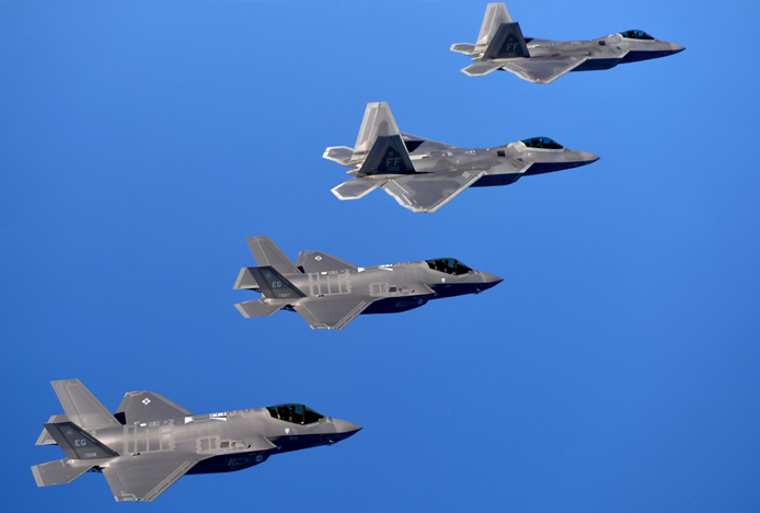 F-22 Raptor ve F-35 Lightning II’den savaş simülasyonu