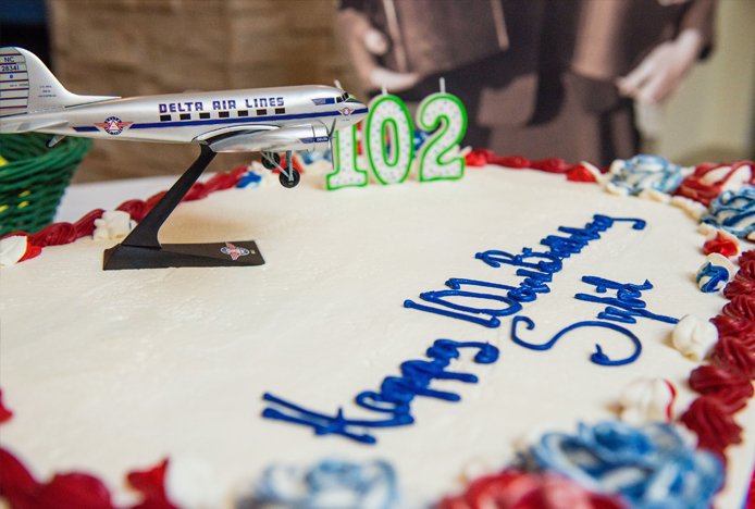 Delta 102 yaşındaki hostesin doğum gününü kutladı