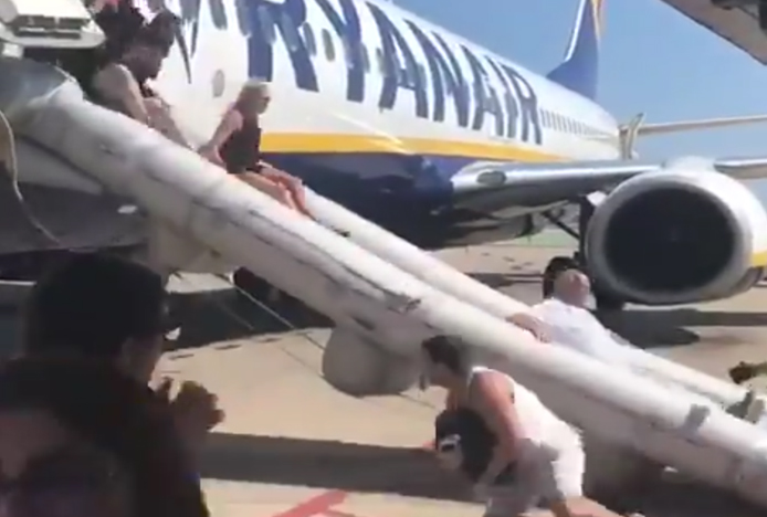 Ryanair uçağında batarya krizi yaşandı, yolcular tahliye edildi