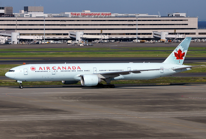Air Canada uçağı arızalı motorla indi, pist uçuşa kapandı