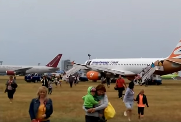 Smartwings uçağı Pardubice’ye inişte pisten çıktı
