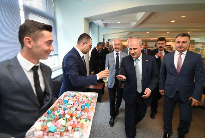 Ulaştırma Bakanı Turhan, DHMİ çalışanlarıyla bayramlaştı