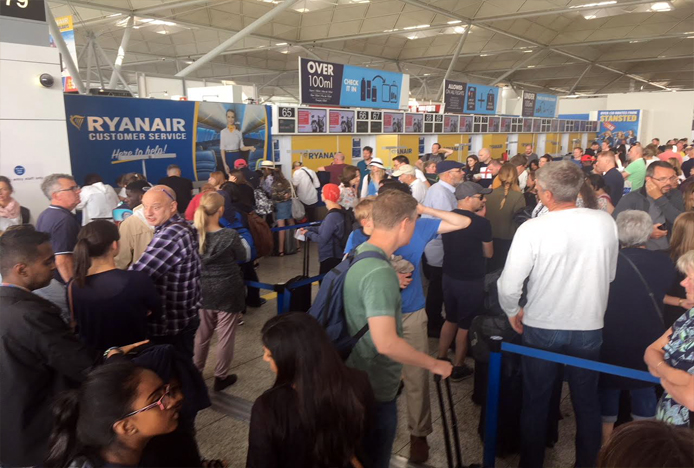 Kötü hava şartları Stansted Havaalanı’nda uçuşları durdurdu