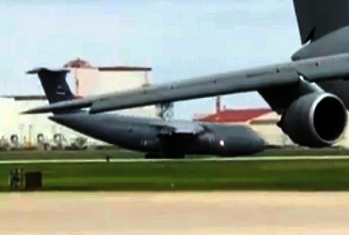 ABD Hava Kuvvetleri’nin C-5B Galaxy nakliye uçağı burun üstü indi