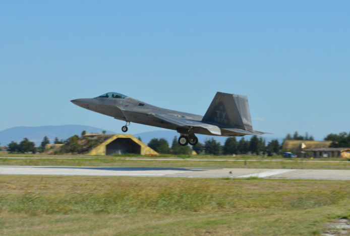 ABD’nin F-22 hayalet uçakları ilk kez Yunanistan’a indi