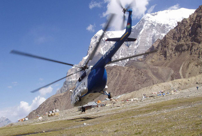 Tacikistan’da dağcıları taşıyan helikopter düştü
