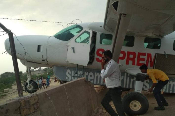 Supreme Airlines’a ait  Cessna C208  inişte duvara çıktı