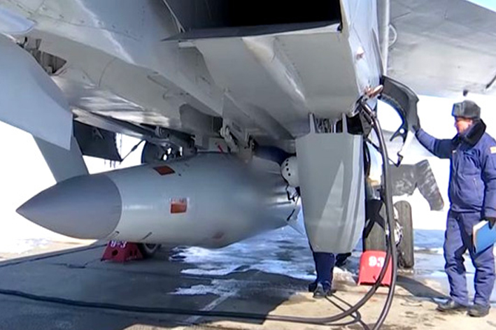 Tu-22M3 stratejik bombardıman uçağına Kinjal füzesi takıldı