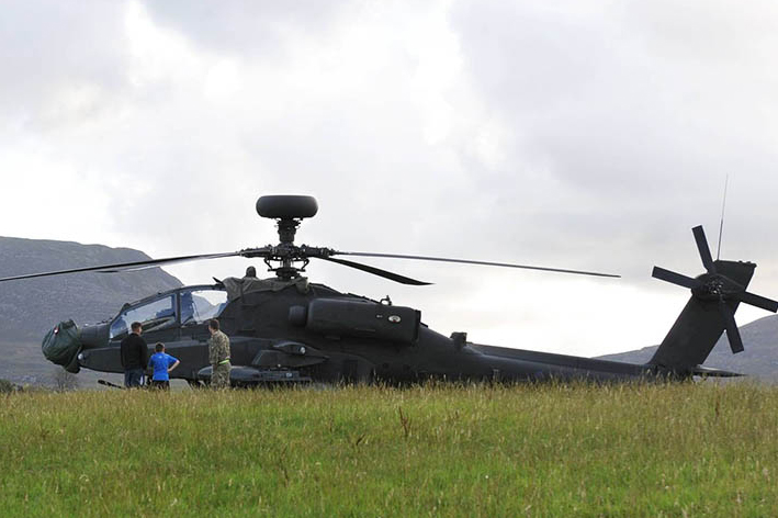 İngiltere Hava Kuvvetleri’nin AH-64E helikopteri acil indi