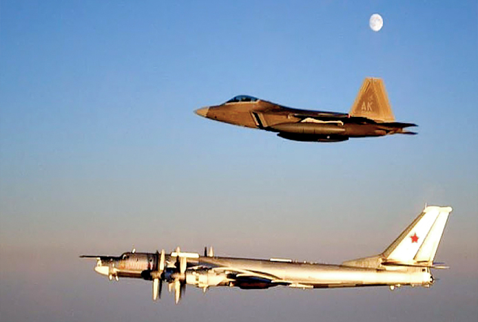 ABD F-12’leri Rus TU-95Mc’ye eskortluk laptı