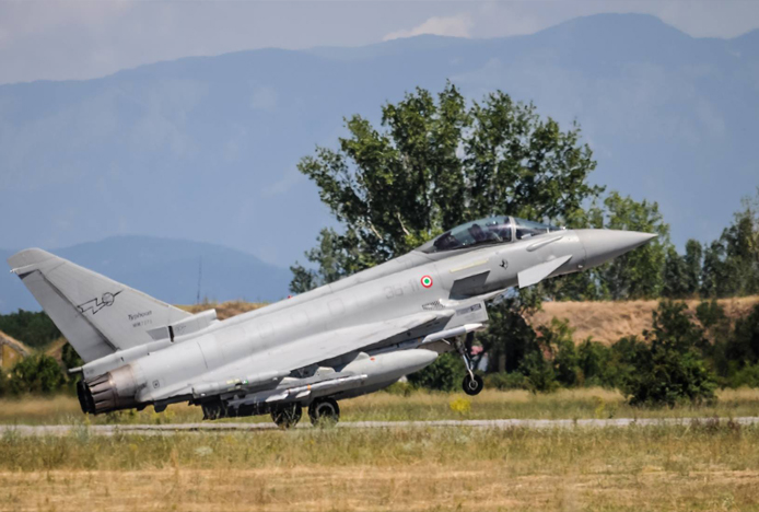 İtalya’ya ait 4 adet Eurofighter Typhoon İzlanda’ya NATO görevi için indi