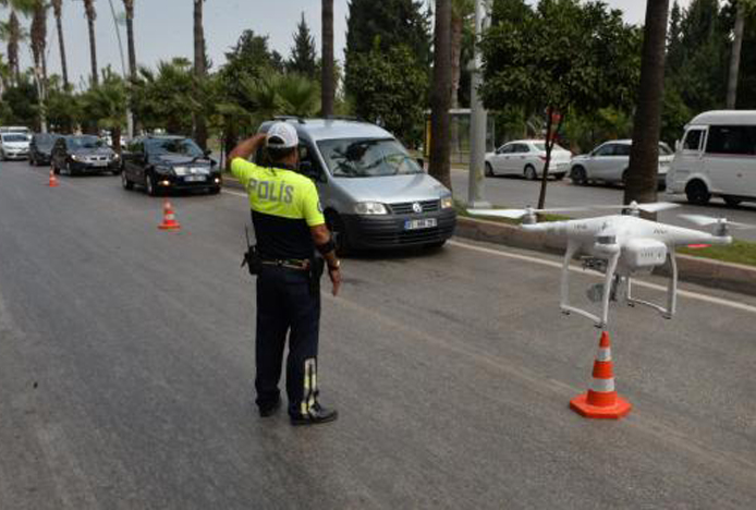 Adana’da trafik uygulaması dronla yapılıyor