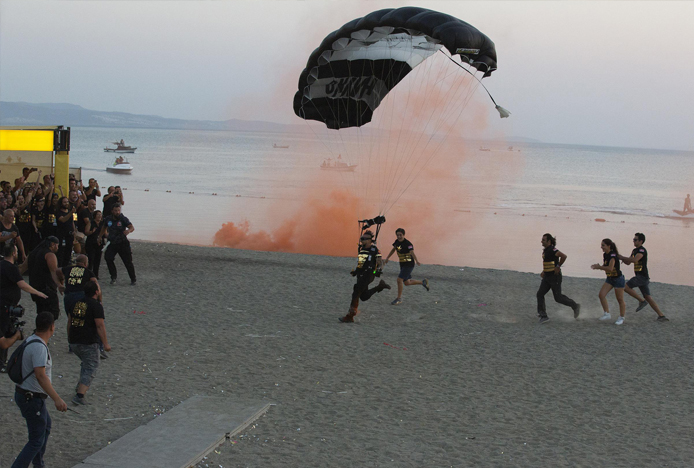 Hayko Cepkin festival alanına paraşütle indi