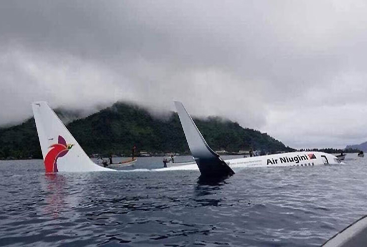 Air Niugini’nin B737-800’ü inişte durmadı denize düştü