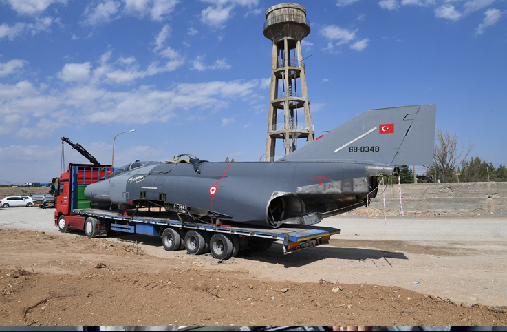 Müzeye bağışlanan F-4 Phantom savaş uçağı, tırla taşındı