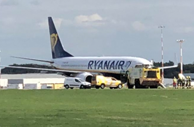 Ryanair uçağının inişte ön dikme lastiği patladı