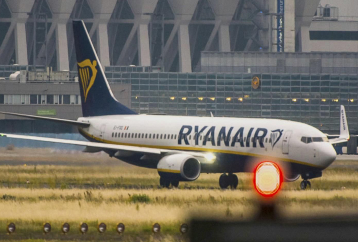 Dublin’de uçağı kaçıran yolcu piste girip peşinden koştu