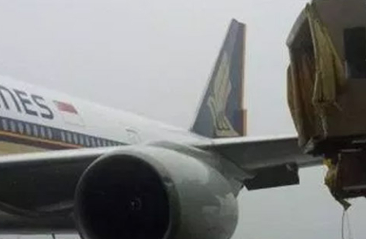 Singapur Havayolları’nın A330’u yolcu körüğüne çarptı