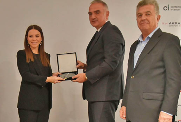 Kültür ve Turizm Bakanı Mehmet Nuri Ersoy’dan TAV’a ödül verdi
