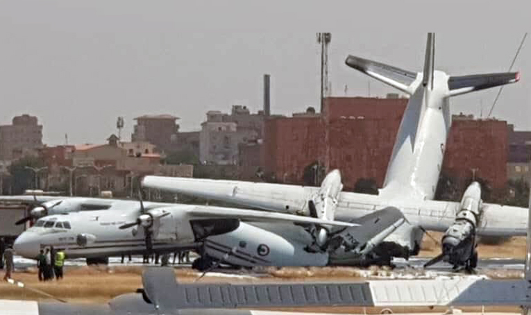 Hartum Havalimanı’nda iki Antonov pistte çarpıştı