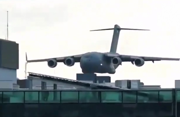Avustralya’da C-130 alçak uçtu, halk korktu