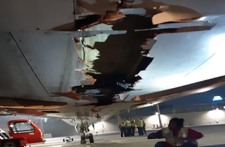 Hindistan Havayolları uçağı havalimanında duvara çarptı