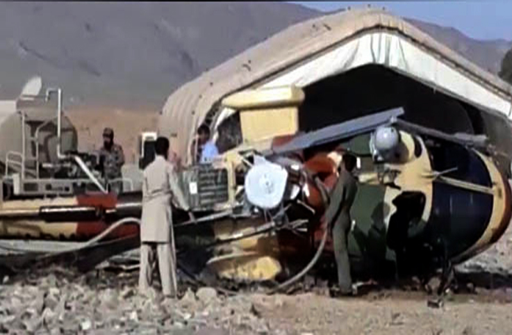 Pakistan Hava Kuvvetleri’nin helikopteri inişte yan yattı