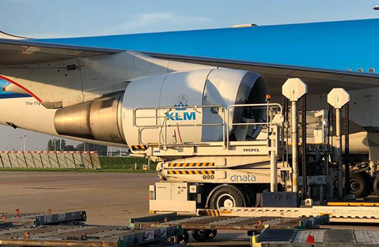 KLM’in B747-400’ün motoruna yer hizmet aracı çarptı