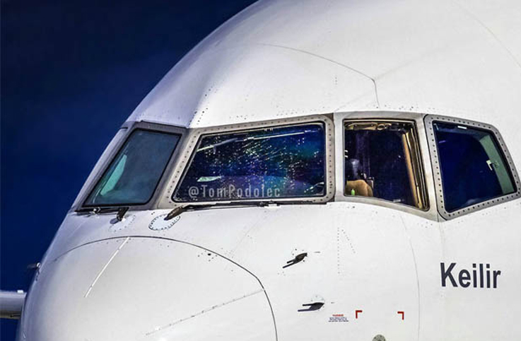 Icelandair uçağının kokpit camı çatladı acil indi