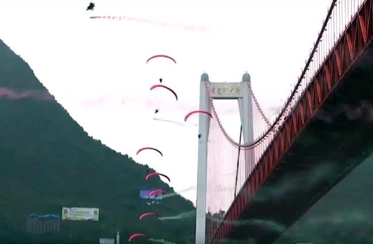 Baling Nehri Köprüsü’nden aynı anda 30 paraşütçü atladı