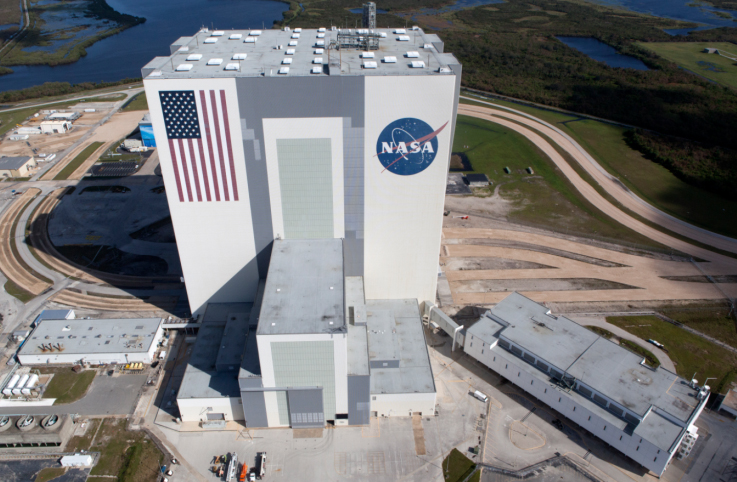 NASA, İnsanlı Ay seyahatini erteledi