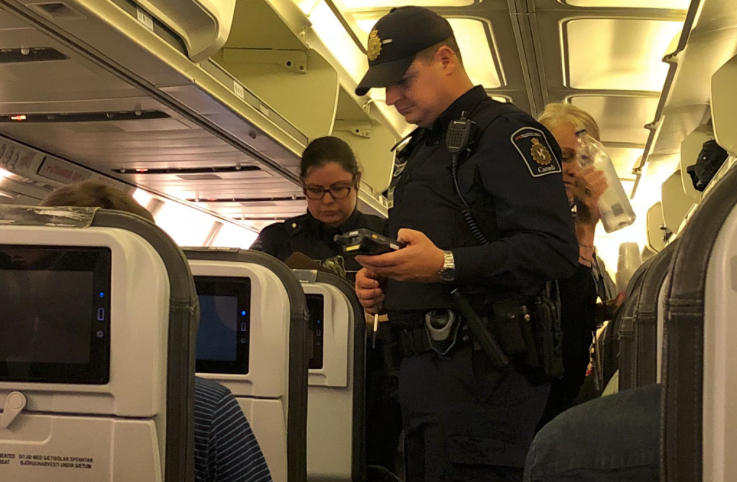 Icelandair uçağının kokpit camı çatladı, panik yaşandı