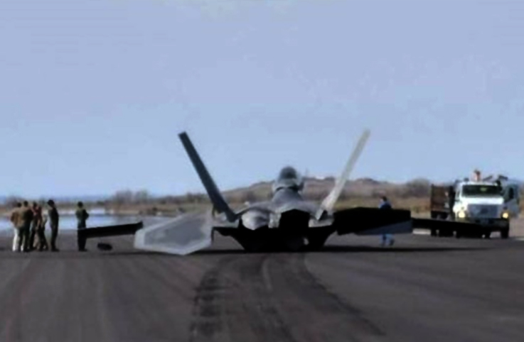 Alaska’da F-22A Raptor’un iniş takımları çöktü
