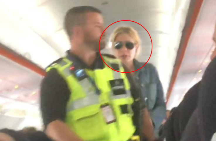 Sigara içti, polis eşliğinde uçaktan indirildi