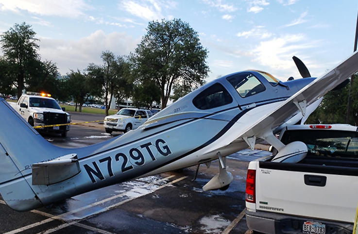 Cirrus SR22 pilotu paraşütle indi, faciayı önledi