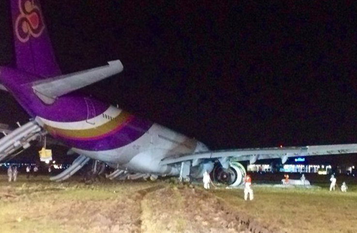 Thai Airways’in B-747-400’ü inişte pistten çıktı